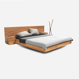 Łóżko z drewnianym zagłówkiem